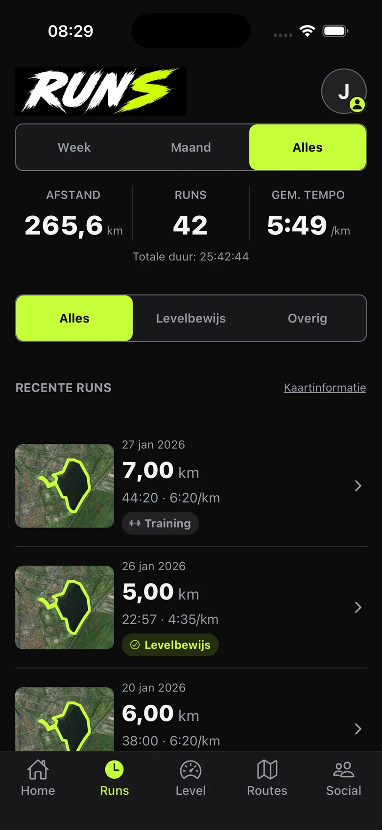Current Dutch Runs screen with period totals, pace and map thumbnails of the example runs.